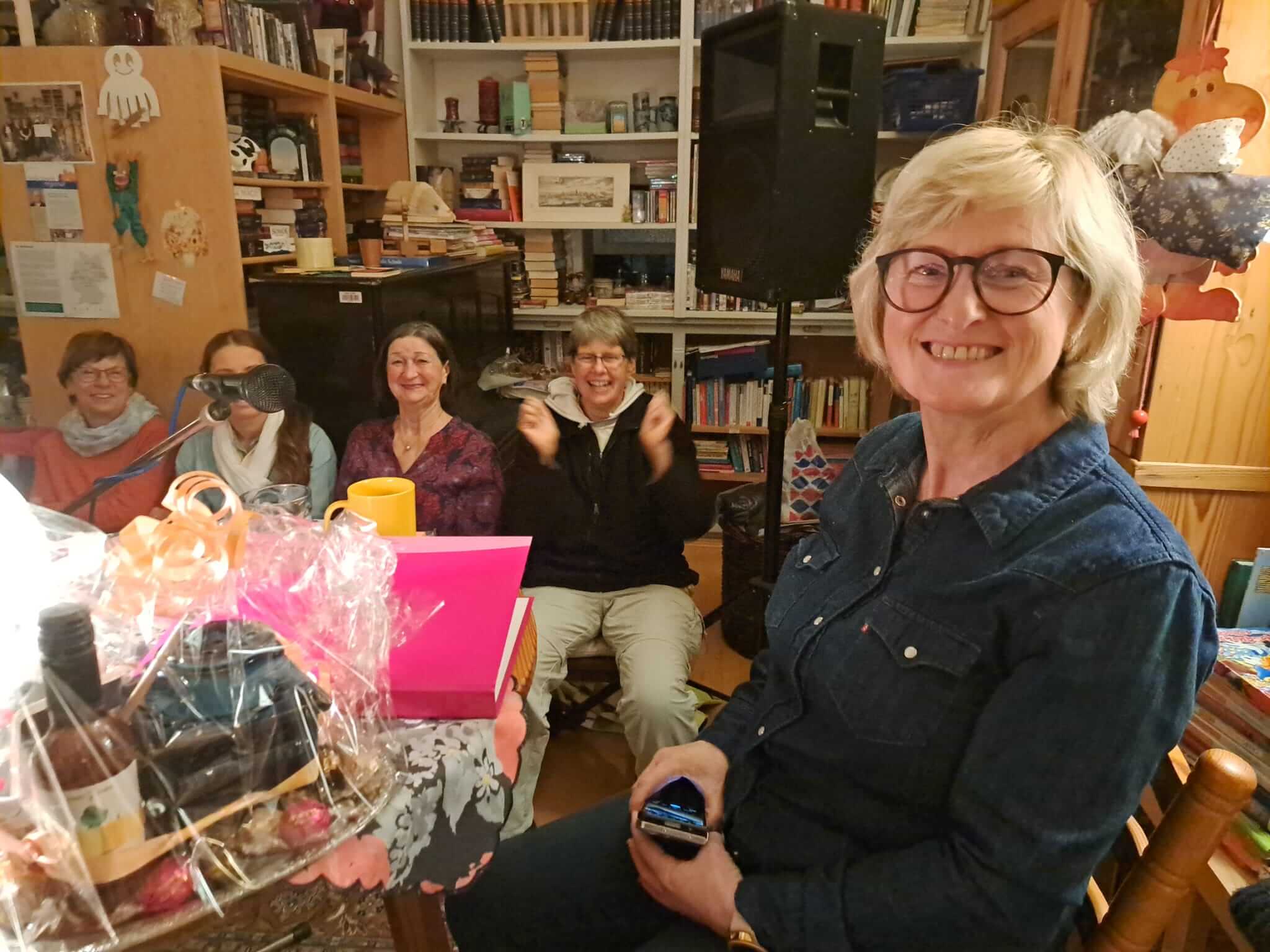 Autorin Kirsten Holsteg vor Publikum